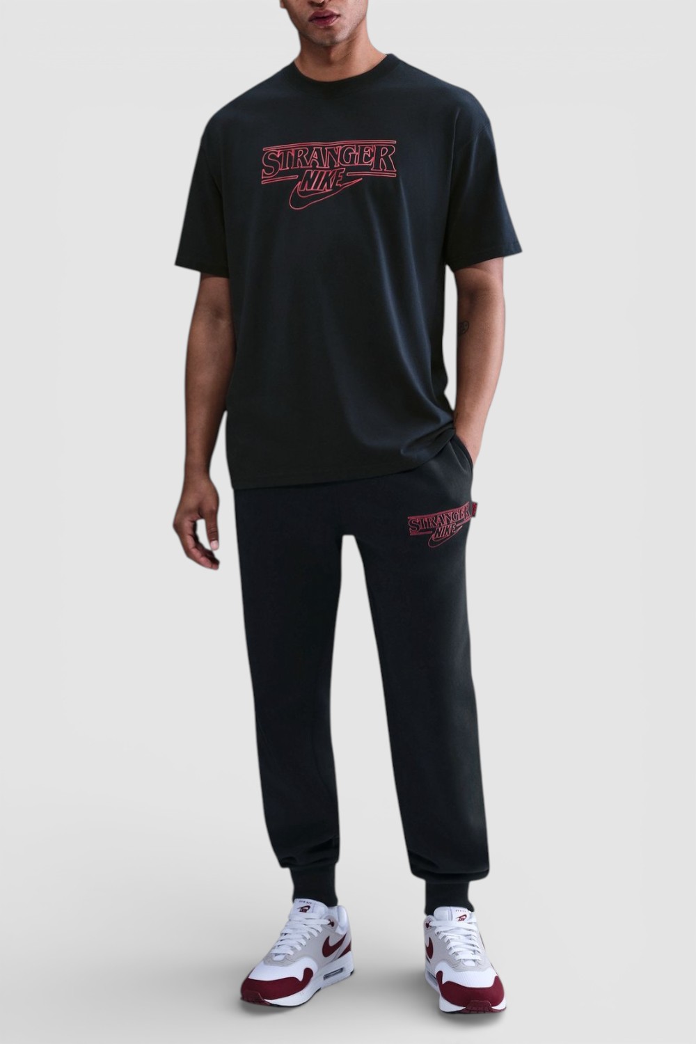 תמונת כל הלוק של חולצת טי נייקי X דברים מוזרים